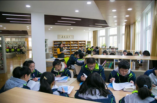 陈海英老师和社团学生一起阅读.png